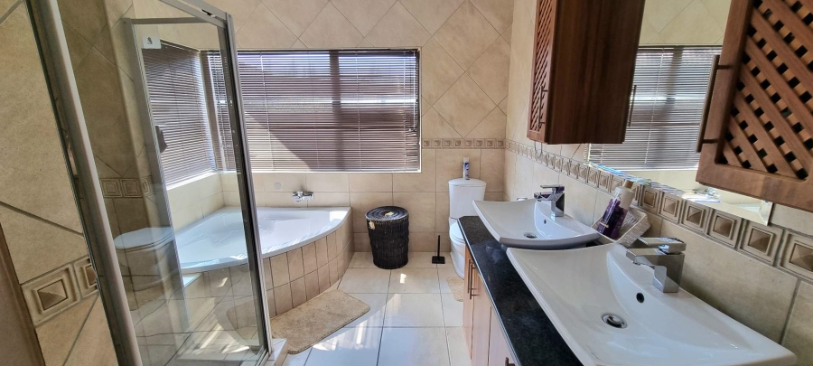 4 Bedroom Property for Sale in Woodland Hills Free State
